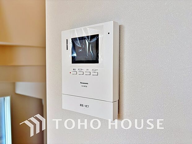 見える安心をカタチにしました。誰が来ても一目で相手の顔がわかる、モニター付きインターホンを設置しています。お子様の留守番時や防犯面でも、非常に効果的で、毎日の暮らしに確かな安心感をプラスする設備です。