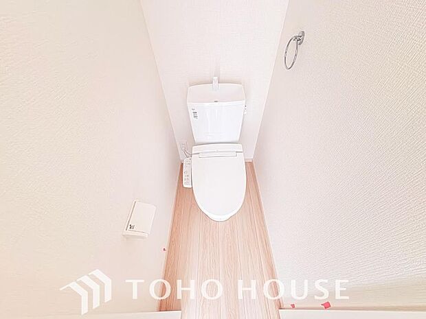 十分な広さと清潔感のあるカラーで纏まったおトイレ。時間に余裕とゆとりを持たせます。