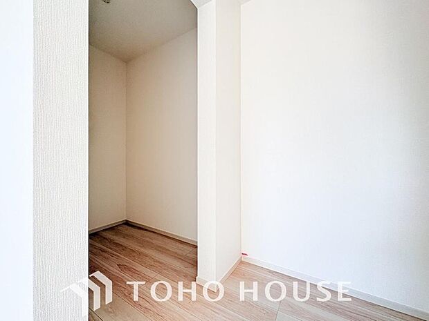 奥行きあるクローゼットを採用。衣装ケースや、掃除機といった物を収納できるような造りになっております。