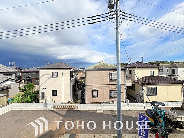 豊かな眺望にふさわしい空間には、優れた通風と採光により、心地よい光と風があふれています。圧倒的な開放感と、四季の移ろいを肌で感じる贅沢な住み心地。この地ならではの特別な情景を、ぜひ現地でご体感下さい。