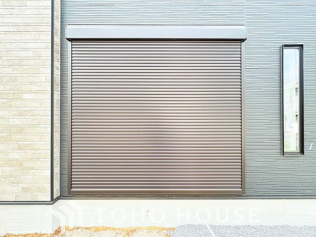 戸建にも防犯機能のシャッターを完備しております。寒い冬でも中から開閉がラクラクな所も便利です。