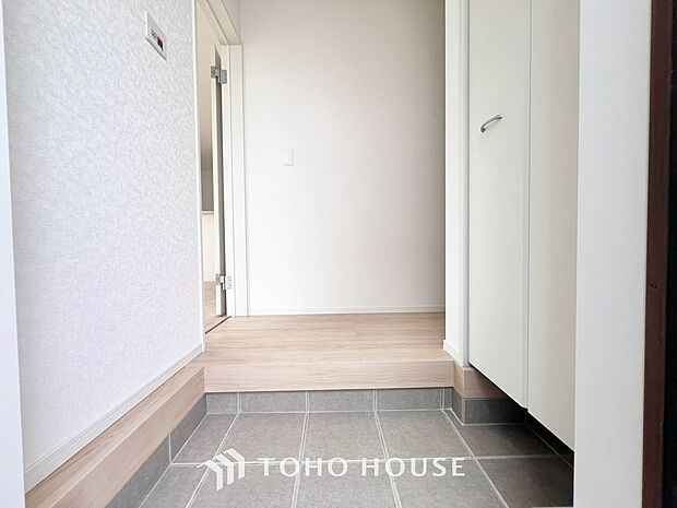 毎日家族を見送り、そして迎え入れる「帰りたくなる家」をテーマに設計した自慢の玄関です。「ただいま」「おかえり」。新居で交わす何気ない挨拶や、日々のやり取りが、家族の絆をより一層深めて心地よく響きます。