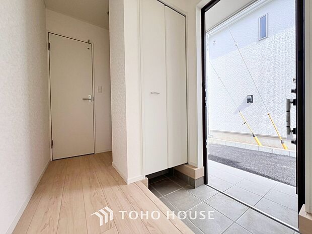 毎日みんなを見送り、そして迎え入れる場所だから・・・帰りたくなる家をテーマに設計した、自慢の玄関です。人を迎え入れる最初の場所だからこそ、清潔感がある空間にして頂ける様シューズボックスを設置しました。