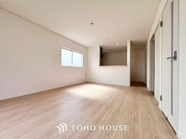 光と風が心地よい開放的なリビングは、自然と家族が集まる住まいの特等席です。家の中で一番明るく、使い勝手のよさにこだわった空間に仕上げています。家族みんながのびのびと過ごせる、開放感あふれる住まいです。