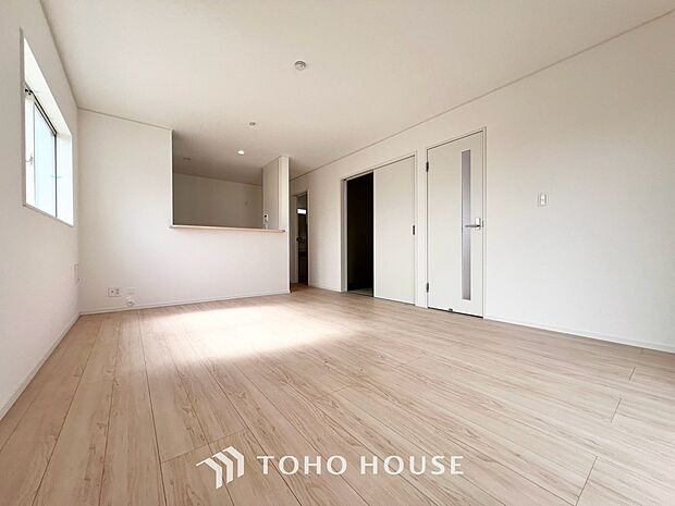 建物の居住性にこだわった邸宅は、「落ち着き」と「安らぎ」と「快適」を実現してくれます。「ホワイトナチュラルのテイスト」が、自然体で過ごせる心地良さを生み出し、家族の優しい時間がここでは流れてゆきます。