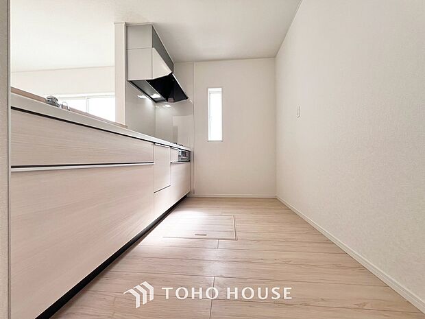 優しい温もりを醸し出す、美しく使いやすいキッチン空間です。随所に料理のための配慮を注いだ、広々としたスペース。快適に作業ができるので、毎日の料理が楽しくなり、料理の腕も日に日に上がっていきそうですね。
