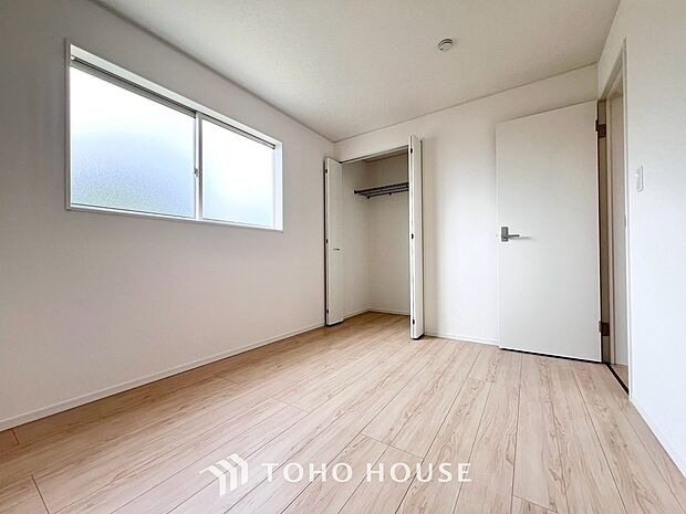 快適な光と心地よい風を取り入れ、心と体をゆったりと安らげる寝室です。広々とした洋室は寝室に最適です。ベッドやデスク、ドレッサーなどを配置しても、ゆとりある空間で、一日の疲れを心地よく癒やしてくれます。