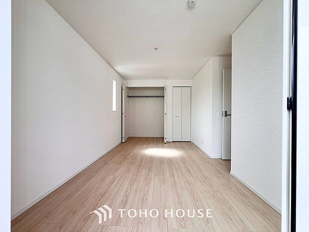 お子様の心と身体を見守る子供部屋として、小さな自立心を育むお部屋作り、を見越してご覧下さい。プライベートな時間を大切にしながら、のびのびと自分らしさを育み、健やかに成長できる、快適な空間を実現します。