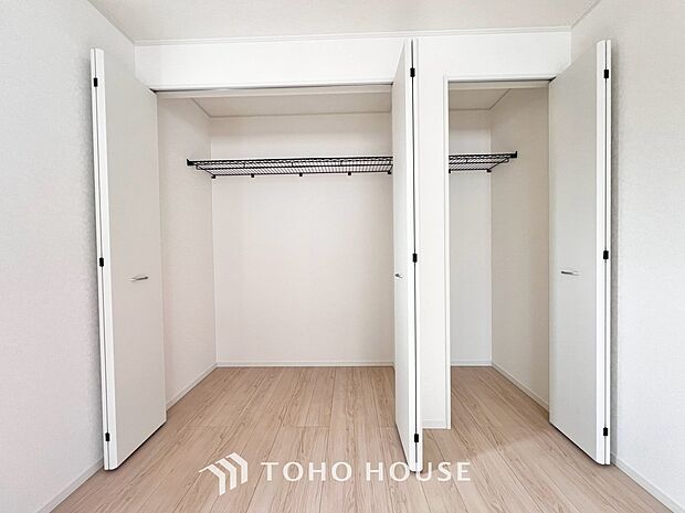 クローゼット完備で、家具配置がしやすいシンプルな居室。画像と現地では、お部屋の広さや天井高の開放感など、印象が大きく異なります。ぜひ現地に足を運んでいただき、ご自身の目で本当の魅力を確かめてください。