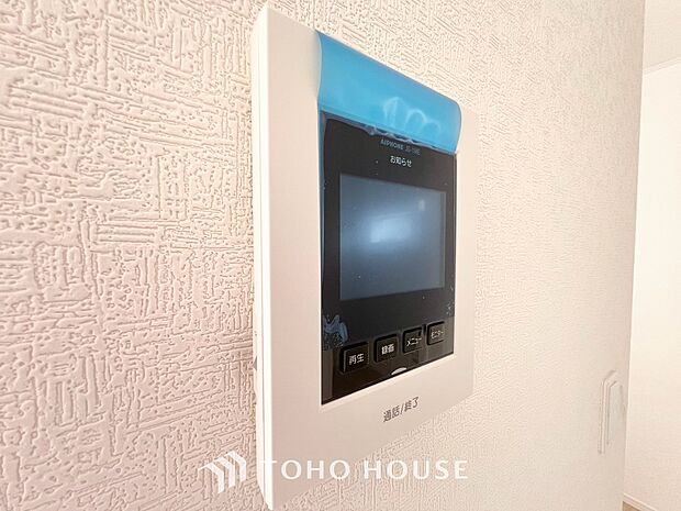 見える安心をカタチにしました。誰が来ても一目で相手の顔がわかる、モニター付きインターホンを設置しています。お子様の留守番時や防犯面でも、非常に効果的で、毎日の暮らしに確かな安心感をプラスする設備です。