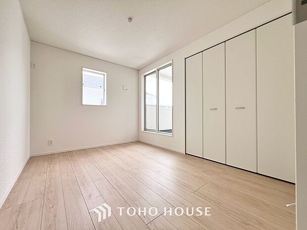収納に便利なクローゼットを備えた、家具配置の自由度が高いシンプルな洋室です。画像と現地では広さや明るさの感覚が大きく変わります。暮らしのイメージを膨らませるためにも、ぜひご自身の目で確かめてください。