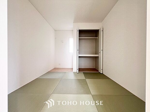 客間としての活用はもちろん、赤ちゃんや小さなお子様を、安心して遊ばせるスペースとしても重宝する和室。い草の香りと、柔らかな畳が心地よく、家族のライフステージに合わせて、多目的に使える寛ぎの和空間です。