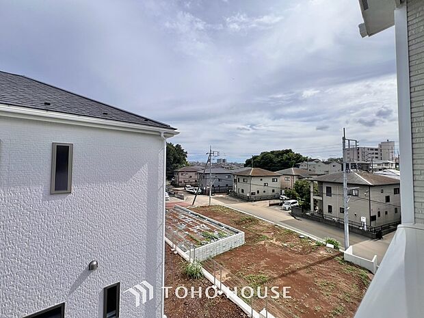 青空を感じられるバルコニーには、爽やかな風が吹き抜け、周辺には戸建住宅街の景色が広がります・・・。その豊かな眺望にふさわしい住空間には、通風と採光にも優れ、心地よい光と風があふれる設計となっています。