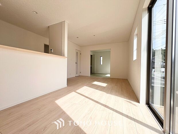 建物の居住性にこだわった邸宅は、「落ち着き」と「安らぎ」と「快適」を実現してくれます。「ホワイトナチュラルのテイスト」が、自然体で過ごせる心地良さを生み出し、家族の優しい時間がここでは流れてゆきます。