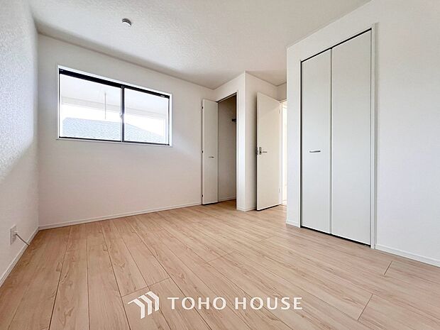 お子様の心と身体を見守る子供部屋として、小さな自立心を育むお部屋作り、を見越してご覧下さい。プライベートな時間を大切にしながら、のびのびと自分らしさを育み、健やかに成長できる、快適な空間を実現します。