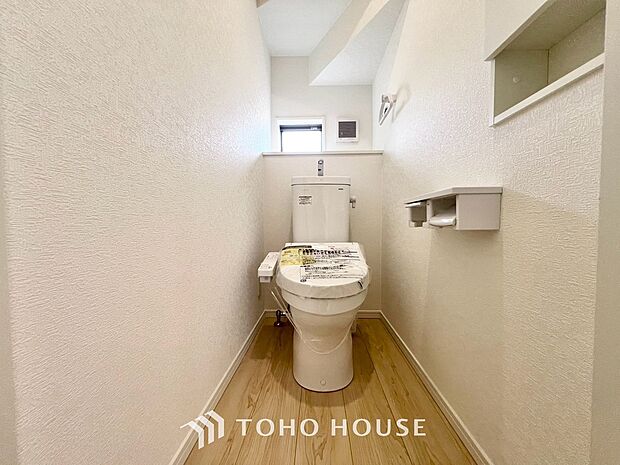 清潔な空間を保てるよう、お手入れのしやすさにもこだわり、汚れをサッと拭き取れる床材と壁紙を採用。快適な温水洗浄便座に加え、手洗い一体型のトイレはスペースの節約ができ、ゆったりとした空間が確保できます。