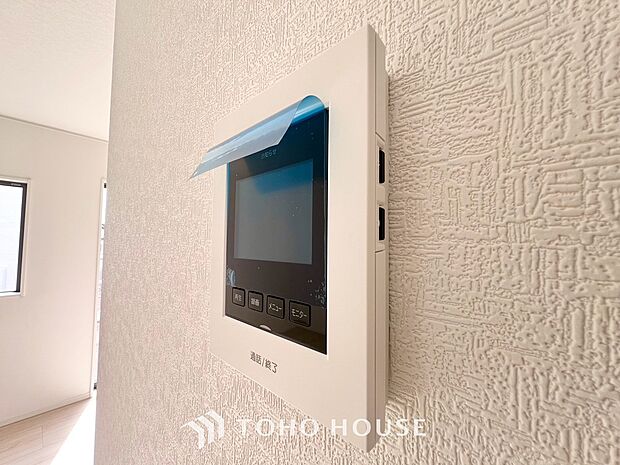 見える安心をカタチにしました。誰が来ても一目で相手の顔がわかる、モニター付きインターホンを設置しています。お子様の留守番時や防犯面でも、非常に効果的で、毎日の暮らしに確かな安心感をプラスする設備です。