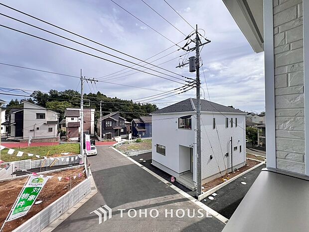 青空を感じられるバルコニーには、爽やかな風が吹き抜け、周辺には戸建住宅街の景色が広がります・・・。その豊かな眺望にふさわしい住空間には、通風と採光にも優れ、心地よい光と風があふれる設計となっています。