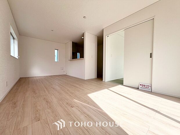 光と風が心地よい開放的なリビングは、自然と家族が集まる住まいの特等席です。家の中で一番明るく、使い勝手のよさにこだわった空間に仕上げています。家族みんながのびのびと過ごせる、開放感あふれる住まいです。