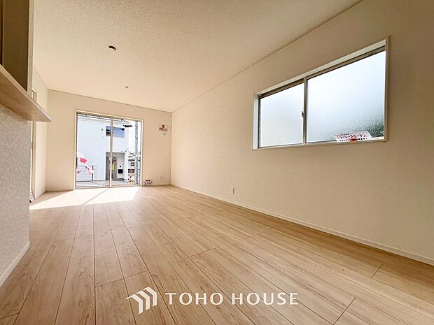 建物の居住性にこだわった邸宅は、「落ち着き」と「安らぎ」と「快適」を実現してくれます。「ホワイトナチュラルのテイスト」が、自然体で過ごせる心地良さを生み出し、家族の優しい時間がここでは流れてゆきます。