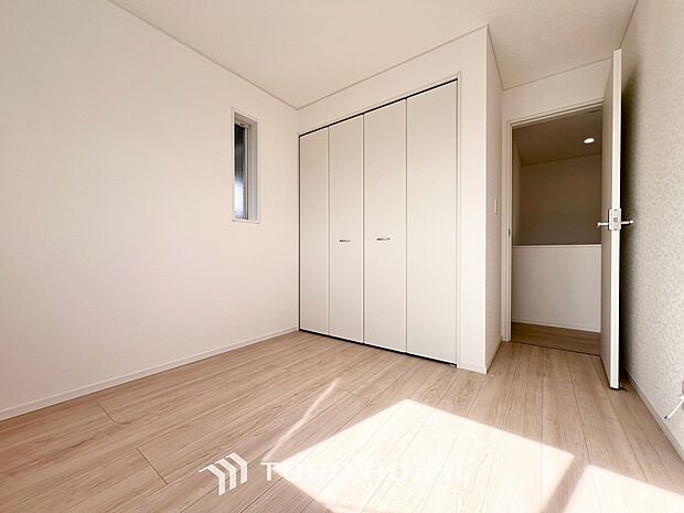 お子様の心と身体を見守る子供部屋として、小さな自立心を育むお部屋作り、を見越してご覧下さい。プライベートな時間を大切にしながら、のびのびと自分らしさを育み、健やかに成長できる、快適な空間を実現します。