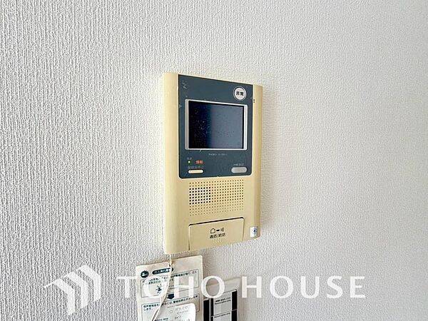 誰が来てもわかる様にモニター付きインターホンを設置。家事導線を考慮した個所に設置し、防犯性と利便性に優れ快適と安らぎを合わせた優しい設計。
