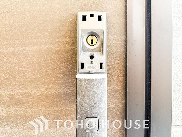 毎日の「施錠・解錠」がスマートになる電子錠・カードキーシステム。合鍵を作られにくく、ピッキングの手口が通用しないため、防犯対策に非常に効果的です。先進のセキュリティで、日々の暮らしに安心を提供します。