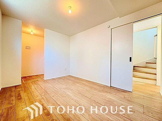 お子様の心と身体を見守る子供部屋。小さな自立心を育むお部屋作りを見越してぜひご覧ください。成長に合わせたレイアウト変更もしやすく、のびのびと過ごせる工夫が詰まった、家族の未来に寄り添う快適な空間です。