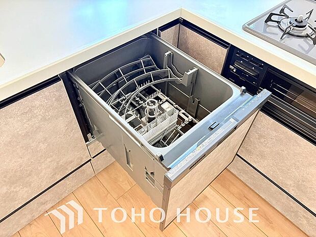 ビルトイン食器洗浄乾燥機付きのシステムキッチン。毎日の家事負担を大幅に軽減する、主婦・主夫に嬉しい設備です。手洗いよりも節水できるうえ高温乾燥で衛生面も安心。空いた時間を家族との団らんに充てられます。