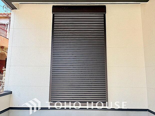 戸建には防犯機能付きシャッターを完備しています。寒い冬でも窓を開けずに、室内からラクラク開閉できるため、毎日の生活がとても便利で快適になります。冷気も入らず、防犯面でも非常に安心できる充実の設備です。