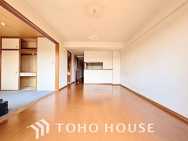 広々としたLDKは、家族が自然に集まりやすく、一緒に過ごす時間を楽しめる工夫が施されています。陽光が差し込む開放的な空間で、自然と会話が弾み笑顔が溢れます。心地よい団らんを育む、こだわり満載の住まい。