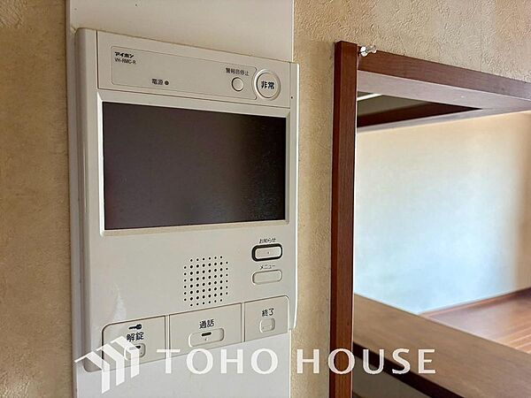 不審者対策や突然の訪問販売への対応に効果を発揮するTVモニター付きインターホン。家事の手を止めることなく、室内の画面越しに用件を確認できるため、日々の余計なストレスを減らし安全な毎日を支えてくれます。