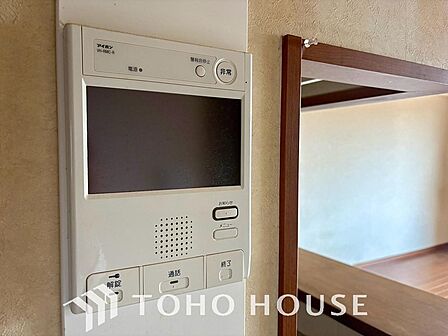 不審者対策や突然の訪問販売への対応に効果を発揮するTVモニター付きインターホン。家事の手を止めることなく、室内の画面越しに用件を確認できるため、日々の余計なストレスを減らし安全な毎日を支えてくれます。