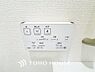 トイレ：快適な温水洗浄便座（ウォシュレット）を完備。毎日使う場所だからこそ清潔でお手入れがしやすい衛生的な機能にこだわりました。冬場でも便座が温かく、季節を問わず誰もが心地よく使える嬉しい標準設備となります。