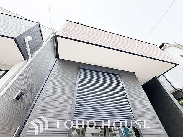 戸建には防犯機能付きシャッターを完備しています。寒い冬でも窓を開けずに、室内からラクラク開閉できるため、毎日の生活がとても便利で快適になります。冷気も入らず、防犯面でも非常に安心できる充実の設備です。