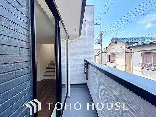 頬をなでる優しい風を感じ、つい深呼吸をしたくなる気持ちの良い眺望が広がるバルコニー。暖かい陽ざしがたっぷりと差し込む空間は晴れた日には洗濯物もよく乾き、毎日の家事タイムも心地よい時間に変えてくれます。
