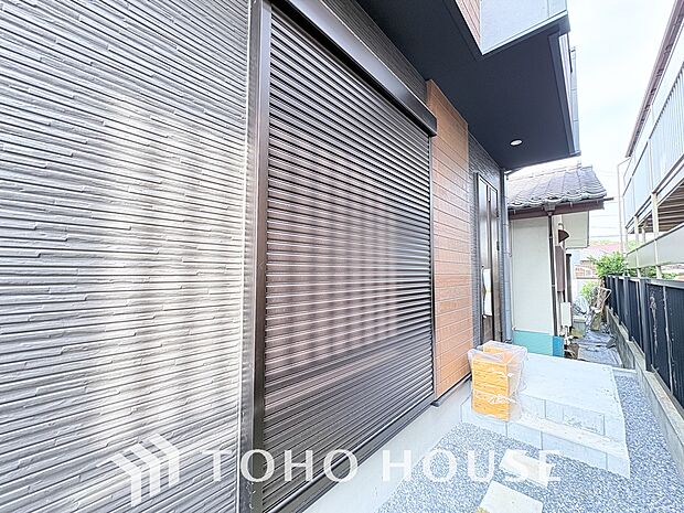台風などの激しい雨風からお家を守るのはもちろん、空き巣対策などの防犯抑止や防音にも効果を発揮します。