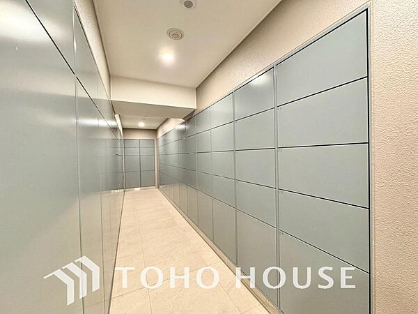 留守中だけでなく、在宅時でも手が離せない時に荷物を受け取れるため、再配達を依頼する手間や待つ時間がなくなり、時間を有効に使えます。配達時間を気にせず、お出かけや日々の暮らしを楽しめる、便利な設備です。
