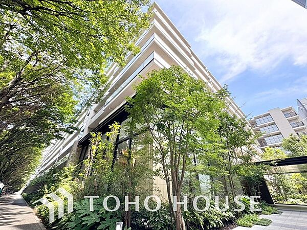 単に見た目や質感の良さを、追求するだけではありません。私たちは、建物の基礎や構造といった、目には見えにくい部分にこそ、徹底的にこだわります。住む人の、未来と安全を支える、誠実な家づくりをお届けします。