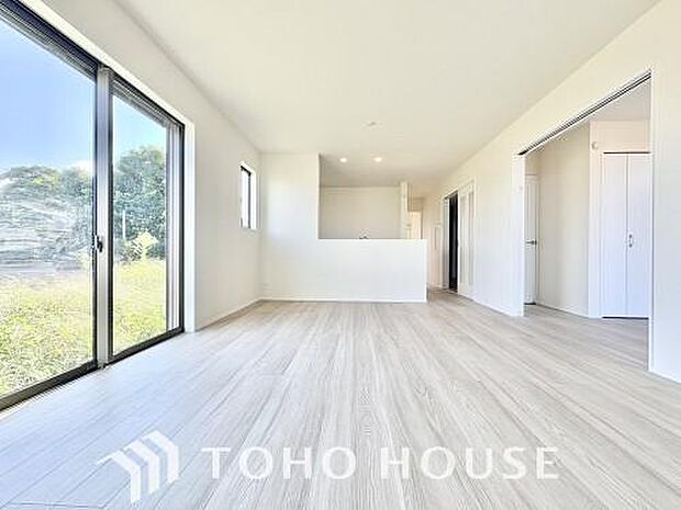 心地よい風と柔らかな光が舞い込む開放的なリビング。地域の活気や鼓動を身近に感じながら、心からリラックスできる住空間を実現しました。日々の暮らしに心地よい刺激と穏やかな寛ぎの時間を届ける特別な場所です。