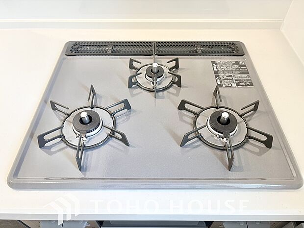 3口コンロは一度に複数のお料理を作ることができるメリットがあります。毎日のキッチンタイムを効率よく。テキパキと調理が進むことで時間にゆとりが生まれ、ご家族と笑顔で囲む食卓がより豊かで温かなひとときに。