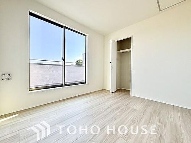 笑顔が溢れ、会話が弾む豊かな時を過ごすことができる空間で、お住まいになった幸せをかみしめてください。ゆとりある広さを誇るお部屋は、お気に入りの家具を自由に配置して、自分だけの快適な空間を創り出せます。