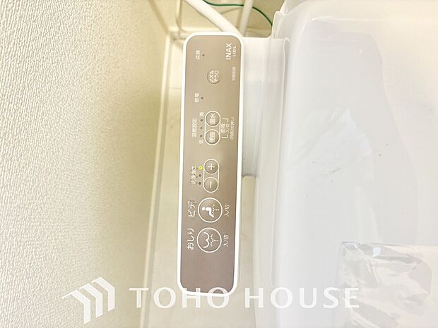 1年中温かいので安心して座ることができます。便座カバーも必要ないので、常に清潔に保ち続けることができます。フチのない滑らかな形状でお掃除もしやすく、サッと一拭きで毎日のお手入れが完了する点も魅力です。