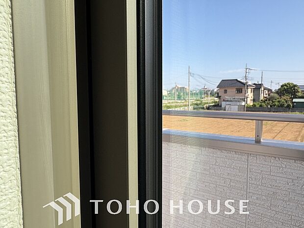 居室のサッシにはペアガラスを採用、高い断熱性による省エネと結露対策に有効です。冷暖房の効率が格段に高まるため、電気代を賢く抑えられ、一年中どこにいても温度差のない爽やかで心地よい住環境を維持できます。