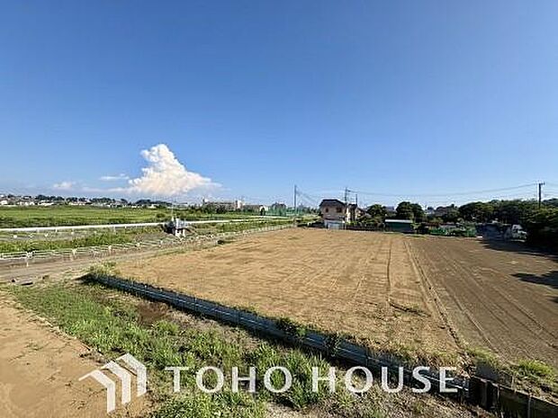 その豊かな眺望にふさわしい空間には、通風・採光にも優れ、心地よい光と風があふれています。窓辺に広がるとっておきの景色を眺めながら、日常の喧騒を忘れ、家族みんなが心からリラックスできる癒しの住空間です。