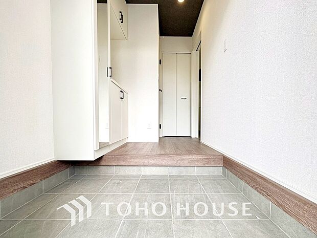 ゲストを招き、家族を迎える玄関は、ディスプレイや照明にこだわってみてはいかがでしょうか。お気に入りのアートや、柔らかな光が空間を上品に彩り、訪れるすべての人を心地よく迎え入れる特別な一歩を演出します。