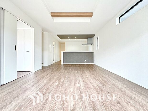 広いLDKでは家族が集まり、一緒の時間を過ごせる工夫がされております。ゆとりある空間がそれぞれの心地よい居場所をつくり、同じ空間を共有する喜びを実感。家族の絆が自然と深まる、温もりあふれる住まいです。