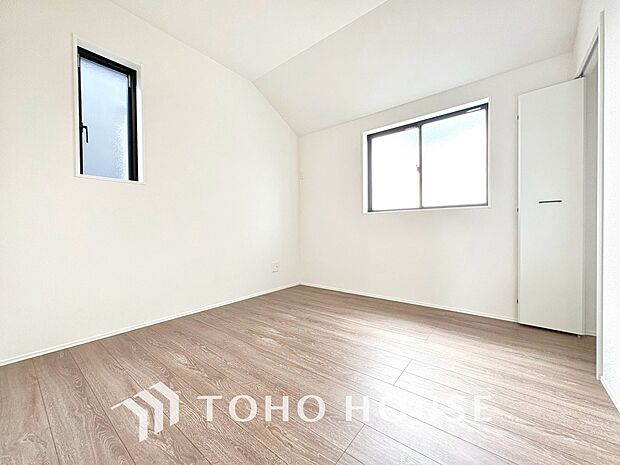 お子様の心と身体を見守る子供部屋として、小さな自立心を育むお部屋作りを見越してぜひご覧下さい。成長に合わせてレイアウトを変えやすく、のびのびと自分らしく過ごせる、優しさと工夫に満ちた明るい住空間です。