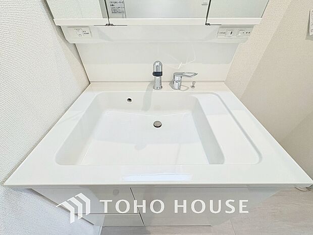 シンプルだからこそ使いやすいスタンダードなデザインの洗面台は、お掃除もしやすくいつも清潔に保てます。使い勝手の良い豊富な収納スペースも完備されており散らかりがちな小物をすっきりと綺麗に片付けられます。