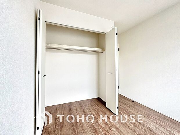 居室にはクローゼットを完備し自由度の高い家具の配置が叶うシンプルな空間です。収納が充実しているためお部屋をいつでもすっきりと保つことができ、自分好みのインテリアをより自由に楽しめる心地よい住まいです。